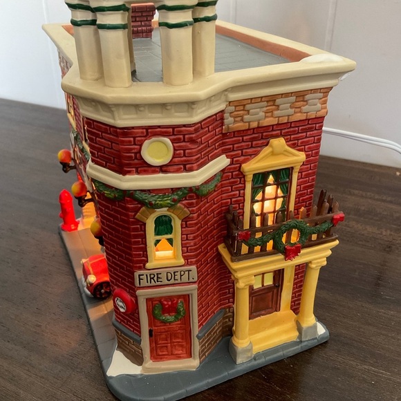 Vintage Heartland Valley Village Fire Station Christmas Village - Picture 7 of 7